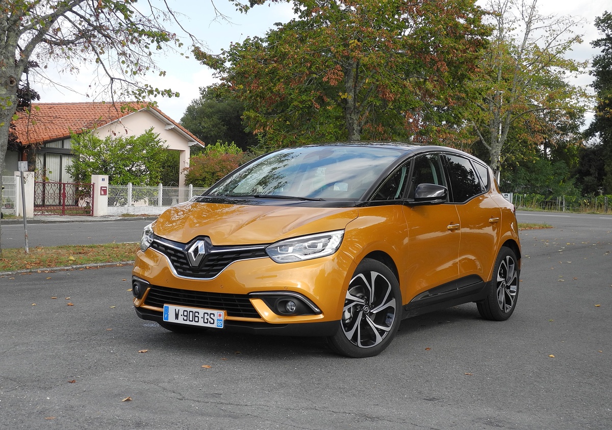 Renault Scenic
Nowy Renault Scenic będzie występował w dwóch benzynowych wersjach silnikowych, czterech wysokoprężnych oraz jednej hybrydowej. Listę silników benzynowych otwiera jednostka Energy Tce 100 o pojemności 1,2 litra i mocy 115 KM. Silnik o tej samej pojemności występuje również w wersji Energy Tce 130 o mocy 130 KM.
Fot. Wojciech Frelichowski Renault Scenic
Nowy Renault Scenic będzie występował w dwóch benzynowych wersjach silnikowych, czterech wysokoprężnych oraz jednej hybrydowej. Listę silników benzynowych otwiera jednostka Energy Tce 100 o pojemności 1,2 litra i mocy 115 KM. Silnik o tej samej pojemności występuje również w wersji Energy Tce 130 o mocy 130 KM.
Fot. Wojciech Frelichowski