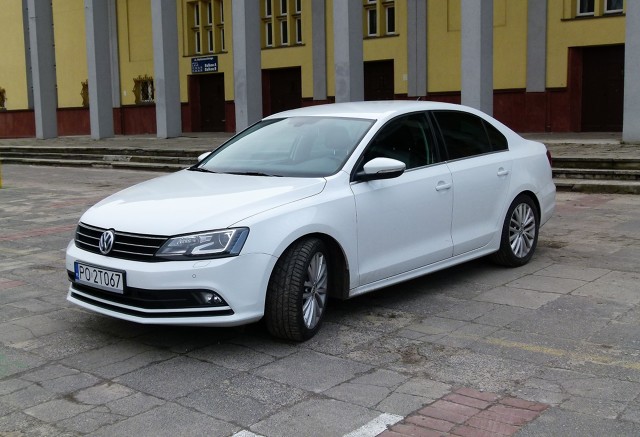 Volkswagen Jetta 1.4 TSI - test
Jetta to samochód świetnie sprawdzający się w roli auta rodzinnego. Ma wygodne, przyzwoicie wykończone wnętrze oraz duży bagażnik. Do tego dochodził ekonomiczny silnik. Testowana wersja kosztowała nieco ponad 100 tys. złotych. To sporo, ale przecież ten model można mieć taniej rezygnując z niektórych elementów wyposażenia oraz wybierając inny, słabszy silnik.
fot. Marek Perczak Volkswagen Jetta 1.4 TSI - test
Jetta to samochód świetnie sprawdzający się w roli auta rodzinnego. Ma wygodne, przyzwoicie wykończone wnętrze oraz duży bagażnik. Do tego dochodził ekonomiczny silnik. Testowana wersja kosztowała nieco ponad 100 tys. złotych. To sporo, ale przecież ten model można mieć taniej rezygnując z niektórych elementów wyposażenia oraz wybierając inny, słabszy silnik.
fot. Marek Perczak
