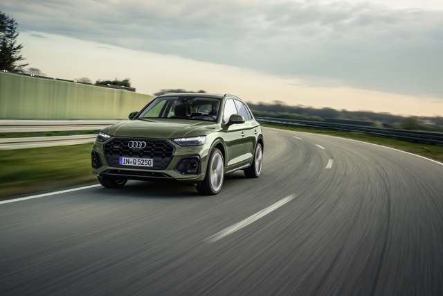 Audi Q5
Pojazd ma teraz 4,68 m długości, o 19 mm więcej niż poprzednik. Nie zmieniła się szerokość (bez lusterek bocznych) 1,89 m i wysokość 1,66 m. Duży rozstaw osi wynoszący 2,82 m gwarantuje dużo miejsca we wnętrzu.
Fot. Audi Audi Q5
Pojazd ma teraz 4,68 m długości, o 19 mm więcej niż poprzednik. Nie zmieniła się szerokość (bez lusterek bocznych) 1,89 m i wysokość 1,66 m. Duży rozstaw osi wynoszący 2,82 m gwarantuje dużo miejsca we wnętrzu.
Fot. Audi