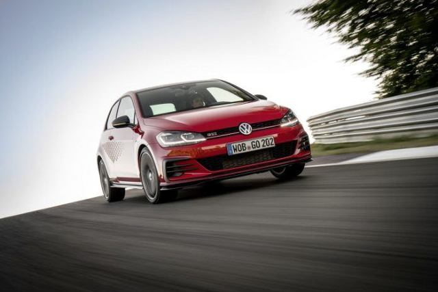 Volkswagen Golf GTI TCR
Golf GTI w wersji TCR wzoruje się na wyścigowym odpowiedniku, który dwukrotnie zwyciężał w klasyfikacji generalnej międzynarodowej serii wyścigowej TCR. Wersja drogowa osiąga prędkość 100 km/h ze startu zatrzymanego po upływie zaledwie 5,6 sekundy, maksymalna prędkość wynosi 250 km/h. Opcjonalnie można ją podnieść do 260 km/h.
Fot. Volkswagen Volkswagen Golf GTI TCR
Golf GTI w wersji TCR wzoruje się na wyścigowym odpowiedniku, który dwukrotnie zwyciężał w klasyfikacji generalnej międzynarodowej serii wyścigowej TCR. Wersja drogowa osiąga prędkość 100 km/h ze startu zatrzymanego po upływie zaledwie 5,6 sekundy, maksymalna prędkość wynosi 250 km/h. Opcjonalnie można ją podnieść do 260 km/h.
Fot. Volkswagen
