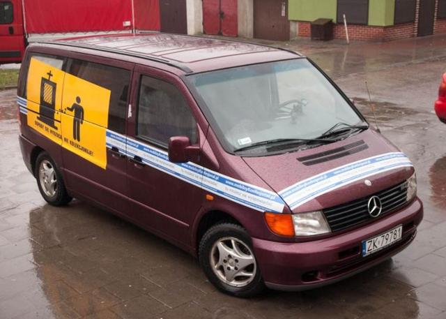 Zabudowę mobilnego konfesjonału wykonała dwa lata temu fabryka mebli sakralnych z Podlasia. Sam bus ma już 19-lat.
Fot. Mobilnykonfesjonal.pl Zabudowę mobilnego konfesjonału wykonała dwa lata temu fabryka mebli sakralnych z Podlasia. Sam bus ma już 19-lat.
Fot. Mobilnykonfesjonal.pl
