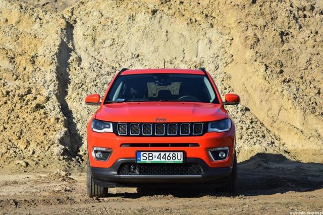 Jeep Compass 2.0 MJD 4x4 Limited
Testowany model, nawiązujący do off-roadowej tradycji amerykańskiej marki to crossover o kompaktowych wymiarach z łatwością poruszający się po ulicach miasta, ale jednocześnie funkcjonalny. Cechy te powodują, że zainteresują się nim nie tylko zwolennicy marki, może też spełniać rolę auta rodzinnego, przez co trafia zdecydowanie do większego grona potencjalnych odbiorców.
Fot. Robert Kulczyk – Info-Ekspert - www.info-ekspert.pl Jeep Compass 2.0 MJD 4x4 Limited
Testowany model, nawiązujący do off-roadowej tradycji amerykańskiej marki to crossover o kompaktowych wymiarach z łatwością poruszający się po ulicach miasta, ale jednocześnie funkcjonalny. Cechy te powodują, że zainteresują się nim nie tylko zwolennicy marki, może też spełniać rolę auta rodzinnego, przez co trafia zdecydowanie do większego grona potencjalnych odbiorców.
Fot. Robert Kulczyk – Info-Ekspert - www.info-ekspert.pl