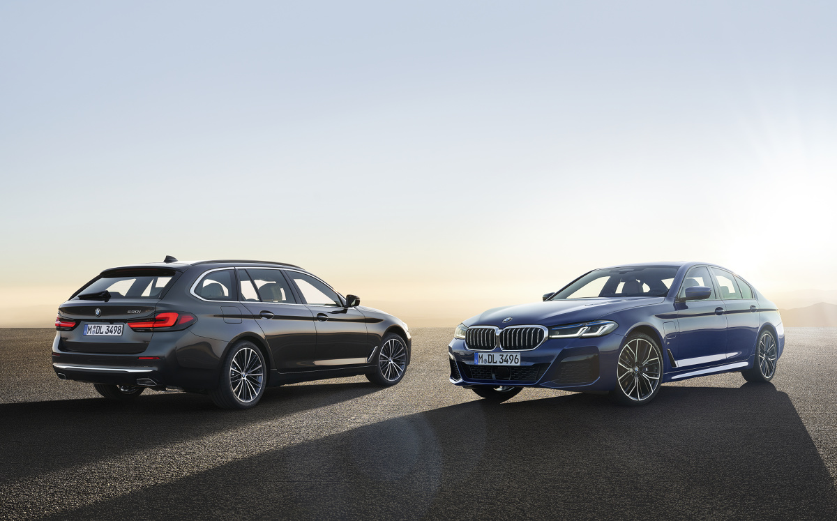 BMW Serii 5 

Technologia mild hybrid z 48 woltowym alternatorem odwracalnym będzie teraz stosowana we wszystkich modelach z silnikami cztero i sześciocylindrowymi. To tylko jedna z nowości. 

Fot. BMW 