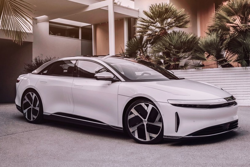 Lucid Air
Zasięg wynosi 748-810 km w zależności od zastosowanych kół. Maksymalna możliwa moc ładowania układu to rekordowe 300 kW. Pojazd pomieści pięć lub cztery osoby, a częściowo autonomiczną jazdę zapewni system Lucid DreamDrive.
Fot. Lucid Motors Lucid Air
Zasięg wynosi 748-810 km w zależności od zastosowanych kół. Maksymalna możliwa moc ładowania układu to rekordowe 300 kW. Pojazd pomieści pięć lub cztery osoby, a częściowo autonomiczną jazdę zapewni system Lucid DreamDrive.
Fot. Lucid Motors