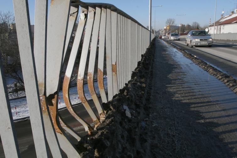 Rdza na nowym wiadukcie w Kielcach Rdza na nowym wiadukcie w Kielcach