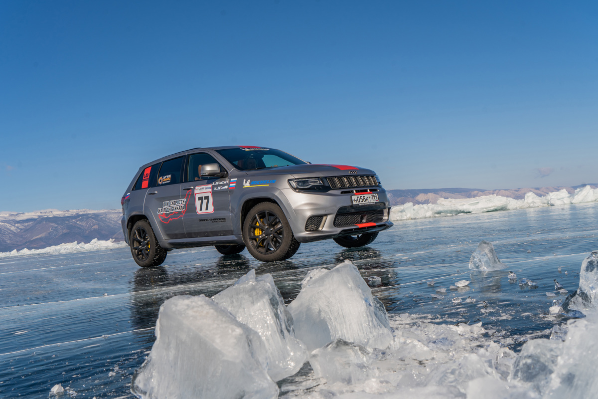 Jeep Grand Cherokee Trackhawk na jeziorze Bajkał. Fot. Jeep Jeep Grand Cherokee Trackhawk na jeziorze Bajkał. Fot. Jeep