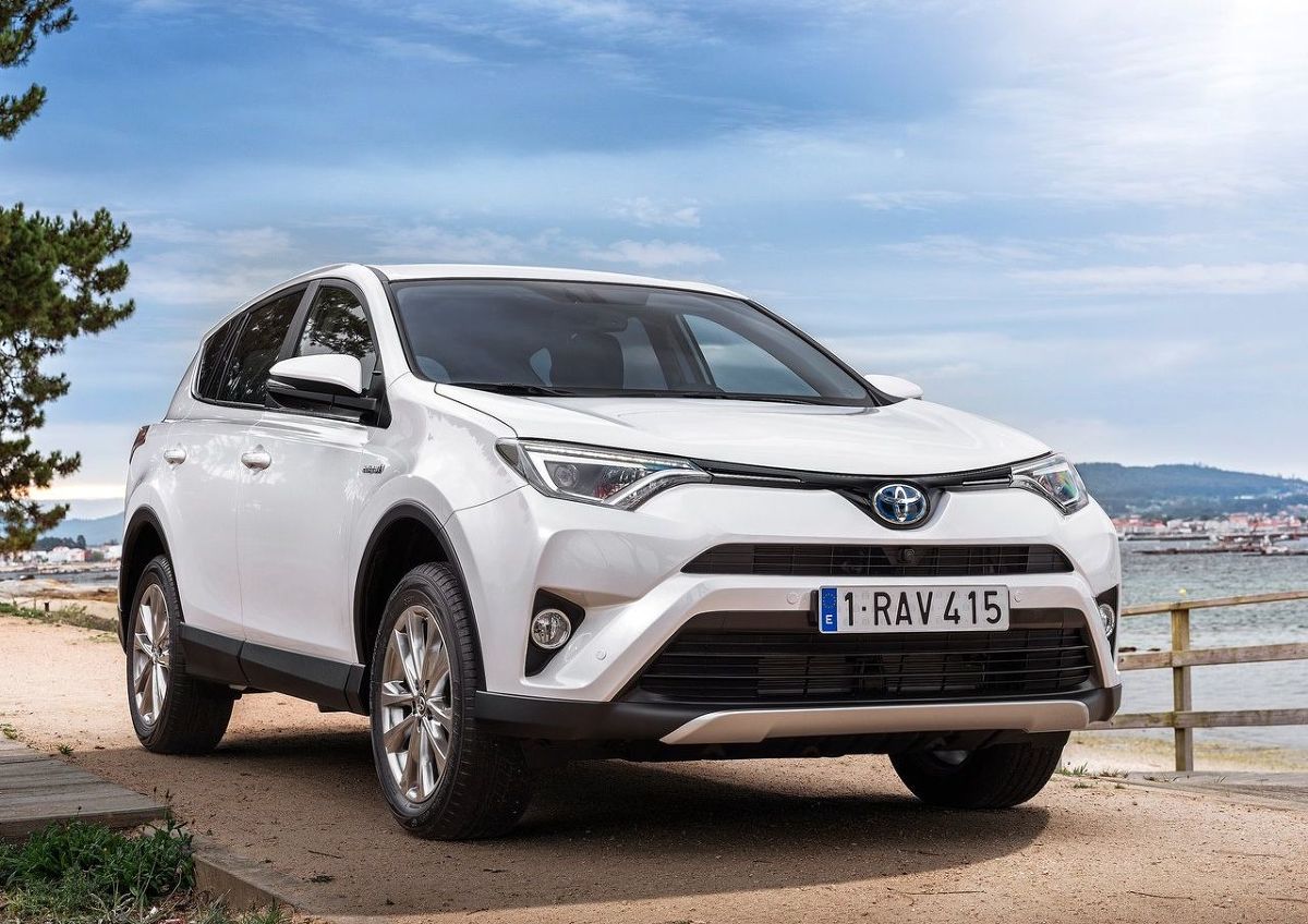 Toyota RAV4
Pierwsze miejsce pod względem najmniejszej utraty wartości wśród najpopularniejszych SUV-ów w Polsce zajęła Toyota RAV4. Zgodnie z analizą Info-Ekspert wartość rezydualna tego modelu po 36 miesiącach użytkowania i przy przebiegu rocznym na poziomie 30 tys. km to 66,5 proc. Specjaliści oceniali najtańszą wersję wyposażeniową Sprint, której ceny zaczynają się od 101 900 zł.
Pod maską samochodu znajduje się silnik benzynowy o pojemności 2 litrów i mocy 150 KM. Napęd przekazywany jest na cztery koła za pomocą 6-biegowej skrzyni manualnej.
Co znajduje się na liście wyposażenia opisywanego SUV-a? Między innymi manualna klimatyzacja, przednie i tylne czujniki parkowania, system stabilizacji toru jazdy przyczepy, system wspomagający pokonywanie podjazdu i siedem poduszek powietrznych. Dopłaty nie wymagają również światła LED – przednie do jazdy dziennej i tylne, a także projektorowe światła główne, elektrycznie regulowane i podgrzewane lusterka, elektryczna regulacja szyb przednich i tylnych i komputer pokładowy. Samochód jest wyposażony ponadto w system audio CD MP3 z portem USB i systemem Bluetooth.
Fot. Toyota Toyota RAV4
Pierwsze miejsce pod względem najmniejszej utraty wartości wśród najpopularniejszych SUV-ów w Polsce zajęła Toyota RAV4. Zgodnie z analizą Info-Ekspert wartość rezydualna tego modelu po 36 miesiącach użytkowania i przy przebiegu rocznym na poziomie 30 tys. km to 66,5 proc. Specjaliści oceniali najtańszą wersję wyposażeniową Sprint, której ceny zaczynają się od 101 900 zł.
Pod maską samochodu znajduje się silnik benzynowy o pojemności 2 litrów i mocy 150 KM. Napęd przekazywany jest na cztery koła za pomocą 6-biegowej skrzyni manualnej.
Co znajduje się na liście wyposażenia opisywanego SUV-a? Między innymi manualna klimatyzacja, przednie i tylne czujniki parkowania, system stabilizacji toru jazdy przyczepy, system wspomagający pokonywanie podjazdu i siedem poduszek powietrznych. Dopłaty nie wymagają również światła LED – przednie do jazdy dziennej i tylne, a także projektorowe światła główne, elektrycznie regulowane i podgrzewane lusterka, elektryczna regulacja szyb przednich i tylnych i komputer pokładowy. Samochód jest wyposażony ponadto w system audio CD MP3 z portem USB i systemem Bluetooth.
Fot. Toyota