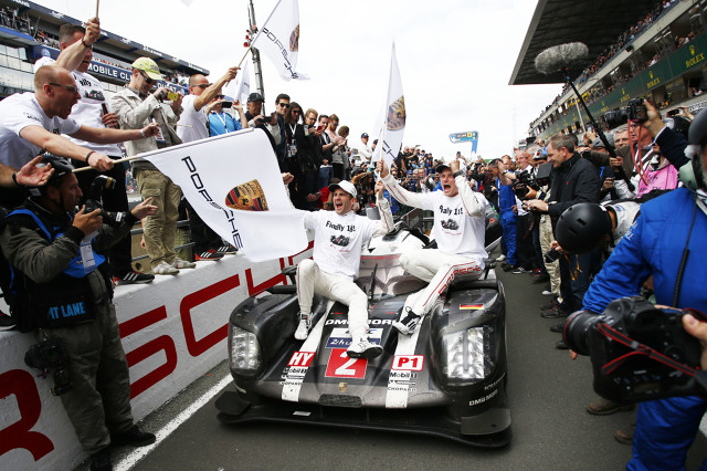 Neel Jani, Marc Lieb oraz Romain Dumas zwyciężyli w samochodzie Porsche tegoroczne 24h Le Mans. O ogromnym pechu może mówić natomiast zespół Toyoty. Fot. Porsche Neel Jani, Marc Lieb oraz Romain Dumas zwyciężyli w samochodzie Porsche tegoroczne 24h Le Mans. O ogromnym pechu może mówić natomiast zespół Toyoty. Fot. Porsche