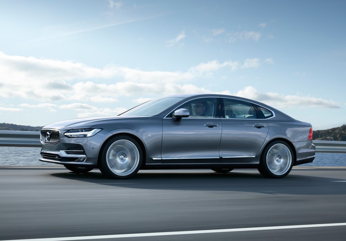 W 2015 roku Volvo sprzedało 503 127 aut. To najlepszy wynik w 89-letniej historii tej marki. Przełamanie bariery pół miliona aut było możliwe dzięki dużemu popytowi na flagowego SUV-a – XC90. To także zasługa głębokich zmian w firmie dotyczących działań operacyjnych, finansów oraz nowej strategii produktowej.
fot. Volvo W 2015 roku Volvo sprzedało 503 127 aut. To najlepszy wynik w 89-letniej historii tej marki. Przełamanie bariery pół miliona aut było możliwe dzięki dużemu popytowi na flagowego SUV-a – XC90. To także zasługa głębokich zmian w firmie dotyczących działań operacyjnych, finansów oraz nowej strategii produktowej.
fot. Volvo