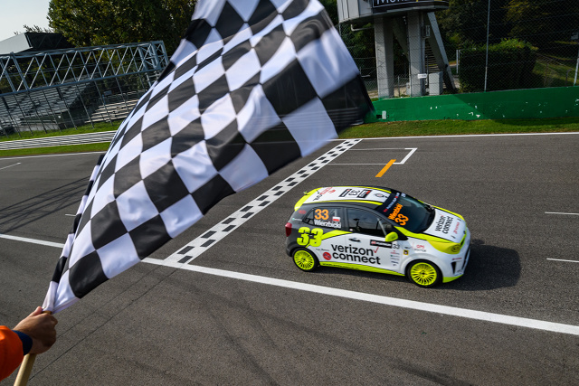 Po 14 latach Kia Motors Polska zdecydowała o zakończeniu wyścigowego Pucharu Kia, rozgrywanego ostatnio pod nazwą Kia Platinum Cup. Ta najdłużej rozgrywana w Polsce markowa seria w tej dyscyplinie miała znaczący wpływ na rozwój kariery wielu utalentowanych zawodników.
Fot. Kia Po 14 latach Kia Motors Polska zdecydowała o zakończeniu wyścigowego Pucharu Kia, rozgrywanego ostatnio pod nazwą Kia Platinum Cup. Ta najdłużej rozgrywana w Polsce markowa seria w tej dyscyplinie miała znaczący wpływ na rozwój kariery wielu utalentowanych zawodników.
Fot. Kia