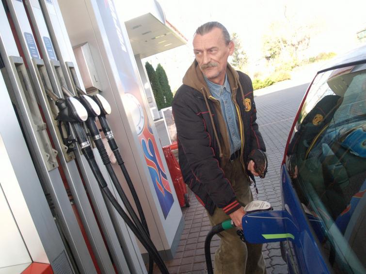Ceny paliw - olej napędowy pozostanie droższy od benzyny Ceny paliw - olej napędowy pozostanie droższy od benzyny
