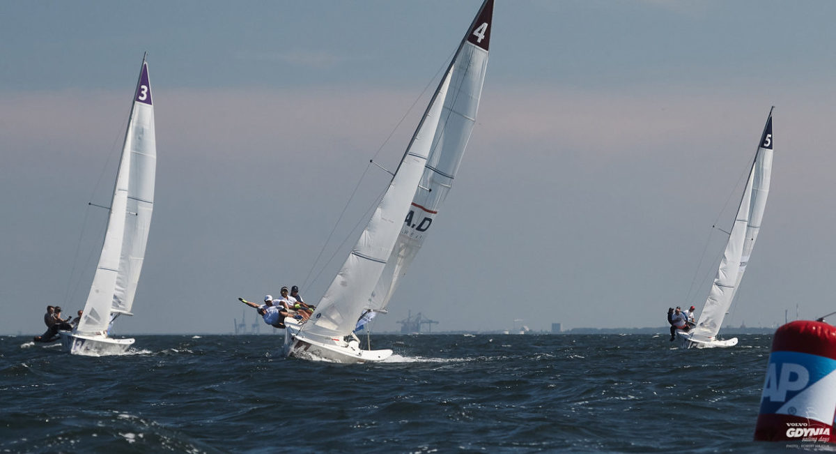 W niedzielę 21 lipca rozpoczną się największe regaty w naszym kraju – Volvo Gdynia Sailing Days. Będzie to dwudziesta edycja tej imprezy i jednocześnie ósma, w której nasza marka jest głównym sponsorem. Już niebawem na wodach zatoki gdańskiej będą się ścigać setki żeglarzy w kilkudziesięciu różnych klasach.
Fot. Volvo W niedzielę 21 lipca rozpoczną się największe regaty w naszym kraju – Volvo Gdynia Sailing Days. Będzie to dwudziesta edycja tej imprezy i jednocześnie ósma, w której nasza marka jest głównym sponsorem. Już niebawem na wodach zatoki gdańskiej będą się ścigać setki żeglarzy w kilkudziesięciu różnych klasach.
Fot. Volvo