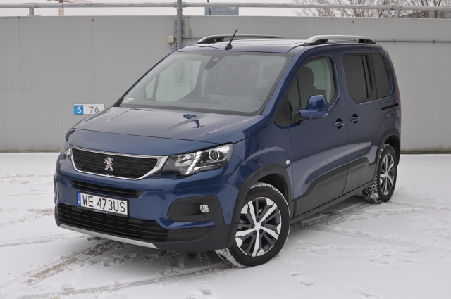 Peugeot Rifter to nowość w segmencie kombivanów. Bliźniak Opla Combo Life i Citroena Berlingo zachęca aktywne rodziny do tego, by odwróciły one swój wzrok od wszechobecnych SUV-ów. I ma ku temu solidne argumenty. W Motofaktach testujemy Riftera w wersji 1.5 BlueHDi o mocy 130 KM w odmianie GT Line.
Fot. Jakub Mielniczak Peugeot Rifter to nowość w segmencie kombivanów. Bliźniak Opla Combo Life i Citroena Berlingo zachęca aktywne rodziny do tego, by odwróciły one swój wzrok od wszechobecnych SUV-ów. I ma ku temu solidne argumenty. W Motofaktach testujemy Riftera w wersji 1.5 BlueHDi o mocy 130 KM w odmianie GT Line.
Fot. Jakub Mielniczak