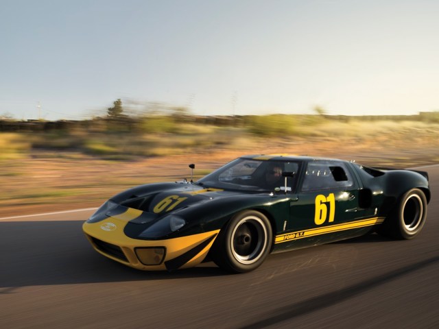 Ford GT40
Samochód o numerze nadwozia P/1061 miał czterech właścicieli. W tym czasie kilkakrotnie zmieniony był kolor lakieru, a ostateczny wygląd zyskał w 1980 roku.
Fot. Ford Ford GT40
Samochód o numerze nadwozia P/1061 miał czterech właścicieli. W tym czasie kilkakrotnie zmieniony był kolor lakieru, a ostateczny wygląd zyskał w 1980 roku.
Fot. Ford