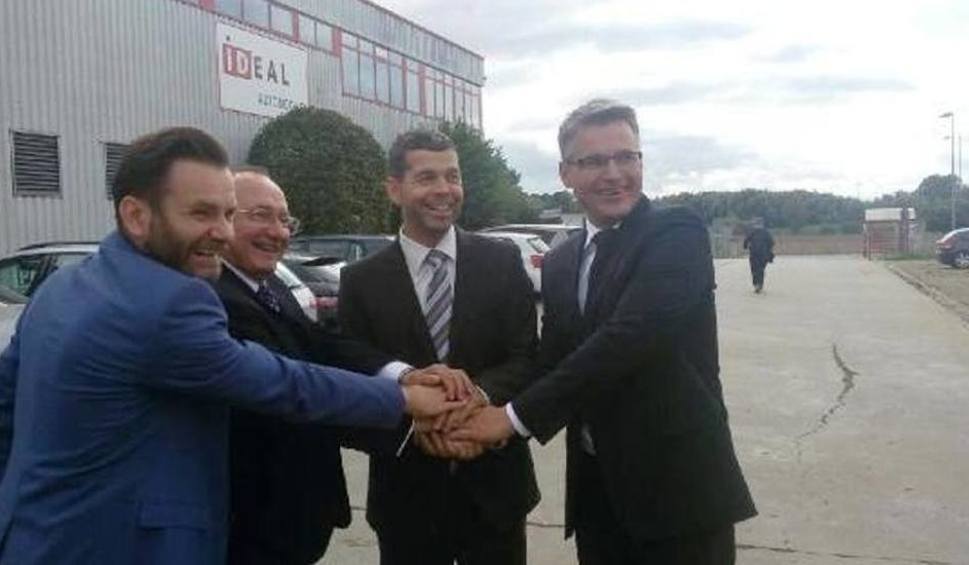 Dariusz Lesicki, Stanisław Iwan, prezes Stefan Frey i Janusz Kubicki niepełna rok temu podpisali porozumienie dotyczące fabryki w Nowym Kisielinie.
Fot. Łukasz Koleśnik Dariusz Lesicki, Stanisław Iwan, prezes Stefan Frey i Janusz Kubicki niepełna rok temu podpisali porozumienie dotyczące fabryki w Nowym Kisielinie.
Fot. Łukasz Koleśnik