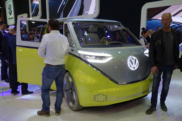 Volkswagen I.D BUZZ
Na targach motoryzacyjnych w Poznaniu Volkswagen zaprezentował nowoczesną wersję swojego kultowego mikrobusa. I.D BUZZ to autonomiczne i w pełni elektryczne auto.
Fot. Ryszard M. Perczak Volkswagen I.D BUZZ
Na targach motoryzacyjnych w Poznaniu Volkswagen zaprezentował nowoczesną wersję swojego kultowego mikrobusa. I.D BUZZ to autonomiczne i w pełni elektryczne auto.
Fot. Ryszard M. Perczak