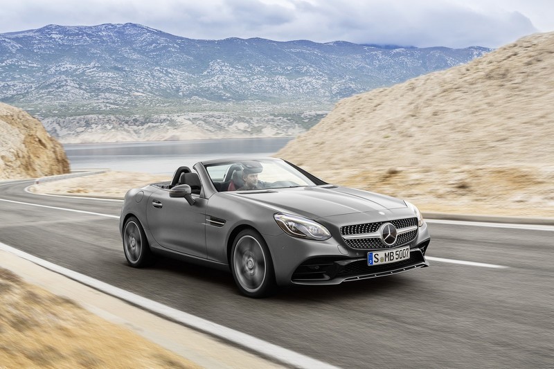 Mercedes SLC
Mercedes kończy porządkowanie nazewnictwa. Zmodernizowana wersja modelu SLK, która zadebiutuje w styczniu przyszłego roku podczas salonu samochodowego w Detroit, będzie oferowana pod oznaczeniem SLC.
Fot. Mercedes Mercedes SLC
Mercedes kończy porządkowanie nazewnictwa. Zmodernizowana wersja modelu SLK, która zadebiutuje w styczniu przyszłego roku podczas salonu samochodowego w Detroit, będzie oferowana pod oznaczeniem SLC.
Fot. Mercedes