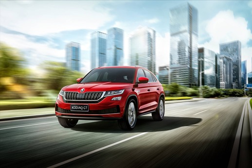 Skoda Kodiaq GT.
Skoda Kodiaq GT oferuje do wyboru dwie jednostki napędowe: silnik benzynowy 2.0 TSI o mocy 186 KM z napędem na przednie koła oraz 2.0 TSI o mocy 220 KM wyposażony standardowo w napęd na cztery koła i siedmiobiegową, automatyczną skrzynię DSG.
Fot. Skoda Skoda Kodiaq GT.
Skoda Kodiaq GT oferuje do wyboru dwie jednostki napędowe: silnik benzynowy 2.0 TSI o mocy 186 KM z napędem na przednie koła oraz 2.0 TSI o mocy 220 KM wyposażony standardowo w napęd na cztery koła i siedmiobiegową, automatyczną skrzynię DSG.
Fot. Skoda