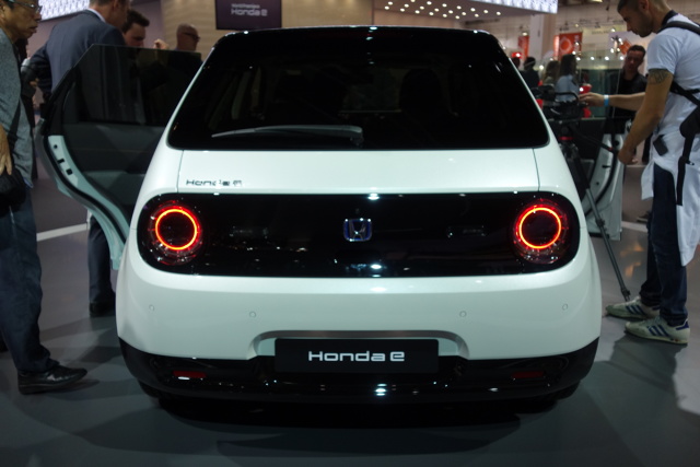 Honda E
Honda e jest wyposażona w silnik elektryczny, dostępny w dwóch wariantach mocy maksymalnej: 100 kW (136 KM)* lub 113 kW (154 KM)*, generujący moment obrotowy 315 Nm*. Akumulator o pojemności 35,5 kWh jest jednym z najmniejszych w swojej klasie, ale po pełnym ładowaniu zapewnia zasięg do 220 km*. Istnieje też możliwość szybkiego ładowania baterii do 80% pojemności w 30 minut*. Napęd trafia na tylne koła, a prędkość 100 km/h osiągamy po około 8 sekundach*.
*Wewnętrzne dane firmy Honda
Fot. Ryszard M. Perczak Honda E
Honda e jest wyposażona w silnik elektryczny, dostępny w dwóch wariantach mocy maksymalnej: 100 kW (136 KM)* lub 113 kW (154 KM)*, generujący moment obrotowy 315 Nm*. Akumulator o pojemności 35,5 kWh jest jednym z najmniejszych w swojej klasie, ale po pełnym ładowaniu zapewnia zasięg do 220 km*. Istnieje też możliwość szybkiego ładowania baterii do 80% pojemności w 30 minut*. Napęd trafia na tylne koła, a prędkość 100 km/h osiągamy po około 8 sekundach*.
*Wewnętrzne dane firmy Honda
Fot. Ryszard M. Perczak