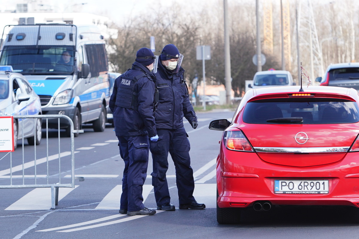 Jak informacje o koronawirusie wpłynęły na przemieszczanie się ludzi w obrębie kraju? Czy kierowcy faktycznie zostali w domach? To krótkie badanie obnaża prawdę o przejazdach autem w dobie pandemii związanej z koronawirusem. Pod lupę specjalistów trafił obszar, który ma najwięcej zakażeń w kraju.
Fot. Grzegorz Dembiński Jak informacje o koronawirusie wpłynęły na przemieszczanie się ludzi w obrębie kraju? Czy kierowcy faktycznie zostali w domach? To krótkie badanie obnaża prawdę o przejazdach autem w dobie pandemii związanej z koronawirusem. Pod lupę specjalistów trafił obszar, który ma najwięcej zakażeń w kraju.
Fot. Grzegorz Dembiński