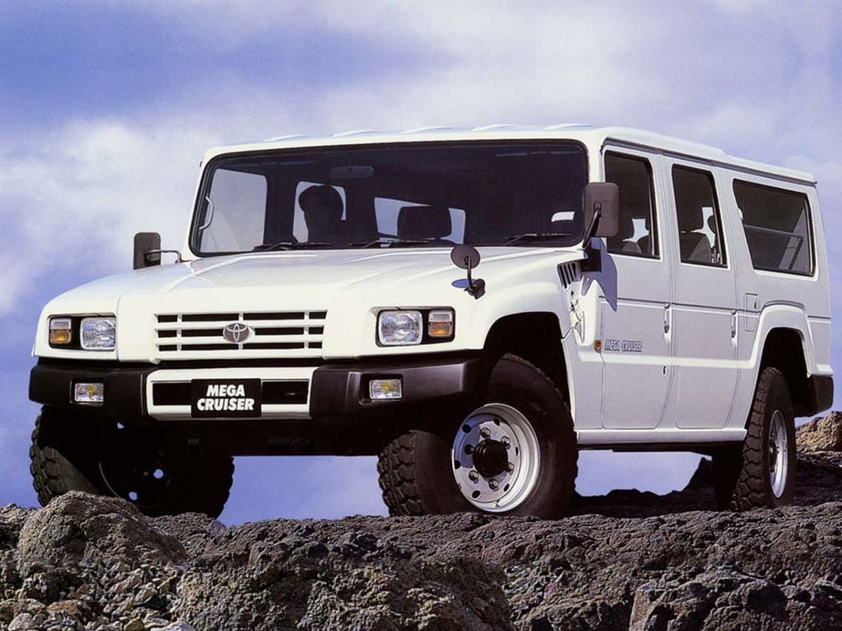 Toyota Mega Cruiser.
Toyota Mega Cruiser, potężna japońska terenówka zbudowana z myślą o armii, ujrzała światło dzienne 25 lat temu. Kiedy auto zostało zaprezentowane w 1995 roku, już sama nazwa zapowiadała coś niesamowitego. Auto w cywilnej wersji było marzeniem wielu zapalonych off-roaderów, choć do sprzedaży na rynku przeznaczono tylko ponad 100 egzemplarzy i tylko w Japonii.
Fot. Toyota Toyota Mega Cruiser.
Toyota Mega Cruiser, potężna japońska terenówka zbudowana z myślą o armii, ujrzała światło dzienne 25 lat temu. Kiedy auto zostało zaprezentowane w 1995 roku, już sama nazwa zapowiadała coś niesamowitego. Auto w cywilnej wersji było marzeniem wielu zapalonych off-roaderów, choć do sprzedaży na rynku przeznaczono tylko ponad 100 egzemplarzy i tylko w Japonii.
Fot. Toyota