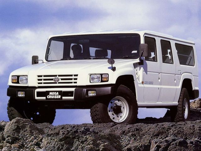 Toyota Mega Cruiser.
Toyota Mega Cruiser, potężna japońska terenówka zbudowana z myślą o armii, ujrzała światło dzienne 25 lat temu. Kiedy auto zostało zaprezentowane w 1995 roku, już sama nazwa zapowiadała coś niesamowitego. Auto w cywilnej wersji było marzeniem wielu zapalonych off-roaderów, choć do sprzedaży na rynku przeznaczono tylko ponad 100 egzemplarzy i tylko w Japonii.
Fot. Toyota Toyota Mega Cruiser.
Toyota Mega Cruiser, potężna japońska terenówka zbudowana z myślą o armii, ujrzała światło dzienne 25 lat temu. Kiedy auto zostało zaprezentowane w 1995 roku, już sama nazwa zapowiadała coś niesamowitego. Auto w cywilnej wersji było marzeniem wielu zapalonych off-roaderów, choć do sprzedaży na rynku przeznaczono tylko ponad 100 egzemplarzy i tylko w Japonii.
Fot. Toyota