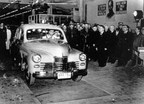 Szóstego listopada 1951 r., w przeddzień rocznicy rewolucji październikowej, triumfalnie zjechało z taśmy pionierskie auto zmontowane w całości z radzieckich części. Była to licencyjna Warszawa M-20. Szóstego listopada 1951 r., w przeddzień rocznicy rewolucji październikowej, triumfalnie zjechało z taśmy pionierskie auto zmontowane w całości z radzieckich części. Była to licencyjna Warszawa M-20.