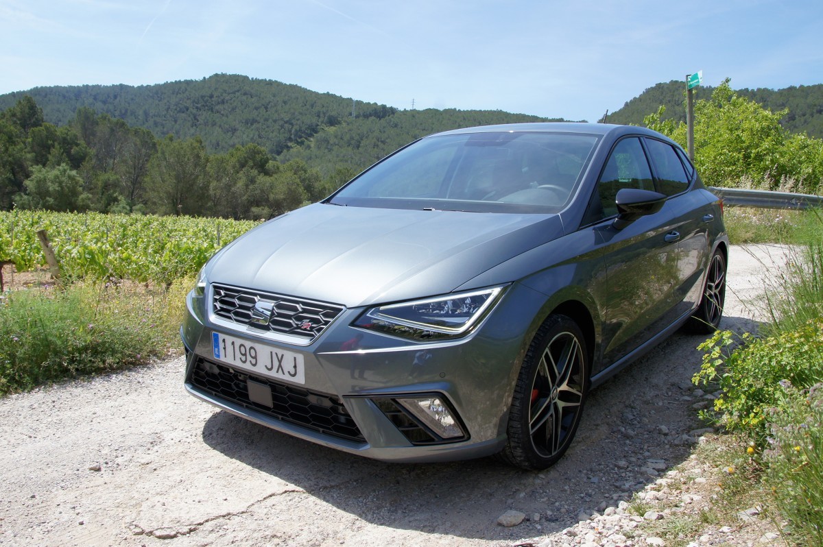 Seat Ibiza V
Ibiza po raz pierwszy pojawiła się na rynku w 1984 roku i już wtedy zaskarbiła sobie sympatie kierowców z Europy Zachodniej. Kolejne generacje, bardzo zbliżone do siebie stylistyką nadwozia, stały się tak popularne, że udało się sprzedać już ponad pięć milionów tych samochodów na całym świecie.
Fot. Bartłomiej Pobocha Seat Ibiza V
Ibiza po raz pierwszy pojawiła się na rynku w 1984 roku i już wtedy zaskarbiła sobie sympatie kierowców z Europy Zachodniej. Kolejne generacje, bardzo zbliżone do siebie stylistyką nadwozia, stały się tak popularne, że udało się sprzedać już ponad pięć milionów tych samochodów na całym świecie.
Fot. Bartłomiej Pobocha