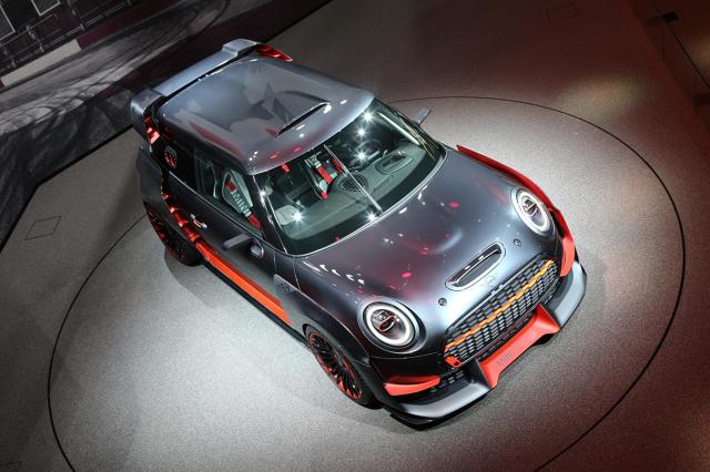 Mini John Cooper Works GP
W przyszłym tygodniu na salonie samochodowym we Frankfurcie BMW Group przedstawi m.in. MINI John Cooper Works GP Concept. Samochód koncepcyjny nawiązuje do limitowanej serii modeli MINI John Cooper Works GP z roku 2012 oraz MINI Cooper S z zestawem John Cooper Works GP z roku 2006.
Fot. Newspress Mini John Cooper Works GP
W przyszłym tygodniu na salonie samochodowym we Frankfurcie BMW Group przedstawi m.in. MINI John Cooper Works GP Concept. Samochód koncepcyjny nawiązuje do limitowanej serii modeli MINI John Cooper Works GP z roku 2012 oraz MINI Cooper S z zestawem John Cooper Works GP z roku 2006.
Fot. Newspress