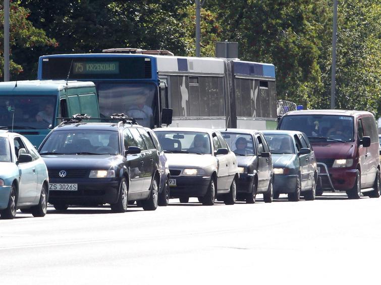 Szczecin: Nabrzeże Wieleckie: Kierowcy łamią przepisy, urzędnicy czekają Szczecin: Nabrzeże Wieleckie: Kierowcy łamią przepisy, urzędnicy czekają