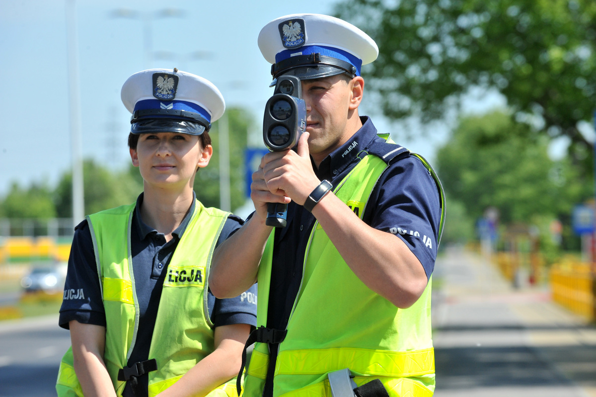 7 września 2019 roku policjanci ruchu drogowego przeprowadzą ogólnopolskie działania kontrolno-prewencyjne pn. „Kaskadowy pomiar prędkości”, polegający na prowadzeniu kontroli na tej samej drodze, w tym samym czasie, ale w różnych miejscach przez patrole ustawione kolejno po sobie na często niezbyt długim odcinku drogi.
Fot. Bartosz Frydrych 7 września 2019 roku policjanci ruchu drogowego przeprowadzą ogólnopolskie działania kontrolno-prewencyjne pn. „Kaskadowy pomiar prędkości”, polegający na prowadzeniu kontroli na tej samej drodze, w tym samym czasie, ale w różnych miejscach przez patrole ustawione kolejno po sobie na często niezbyt długim odcinku drogi.
Fot. Bartosz Frydrych