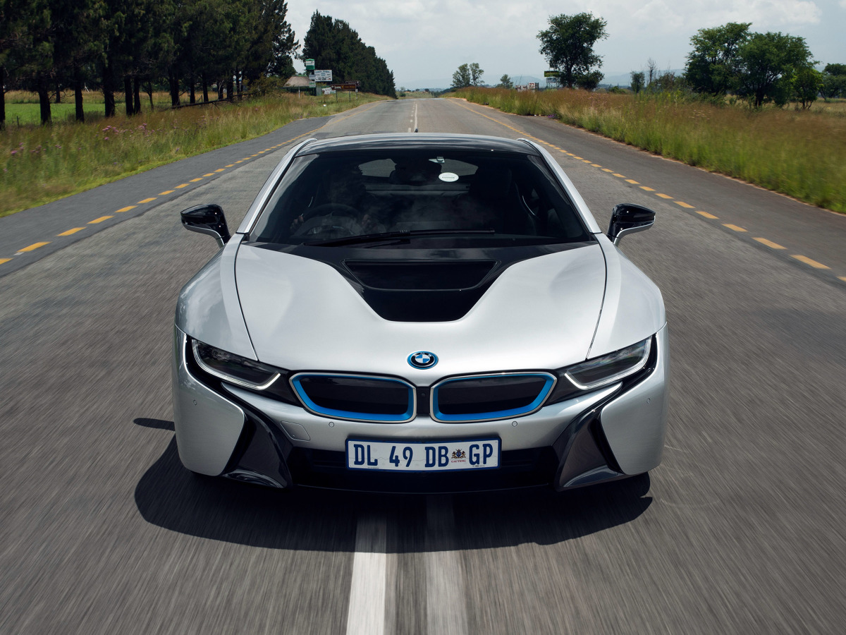 BMW i8 

 Obecnie sportowa hybryda z Bawarii jest napędzana silnikiem benzynowym – trzycylindrowym, o pojemności 1.5 litra oraz elektrycznym, którego akumulatory można ładować prądem ze zwykłego gniazdka elektrycznego. Moc systemowa auta wynosi 362 KM, a sprint do 100 km/h zajmuje zaledwie 4,4 sekundy. 

Fot. BMW 