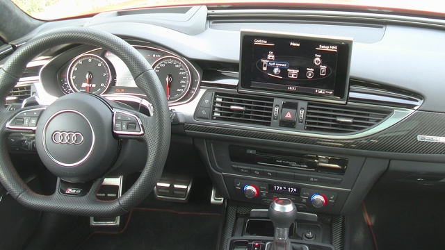 Audi RS6
Standardowe wyposażenie obejmuje m.in. przednie i tylne światła LED-owe, system zmywania reflektorów, czy czujniki deszczu. Za dopłatą 8670 zł auto otrzyma szklany dach panoramiczny. Karoserię w kilku miejscach przyozdobiono emblematami z nazwą modelu.
Fot. Kacper Rogacin Audi RS6
Standardowe wyposażenie obejmuje m.in. przednie i tylne światła LED-owe, system zmywania reflektorów, czy czujniki deszczu. Za dopłatą 8670 zł auto otrzyma szklany dach panoramiczny. Karoserię w kilku miejscach przyozdobiono emblematami z nazwą modelu.
Fot. Kacper Rogacin