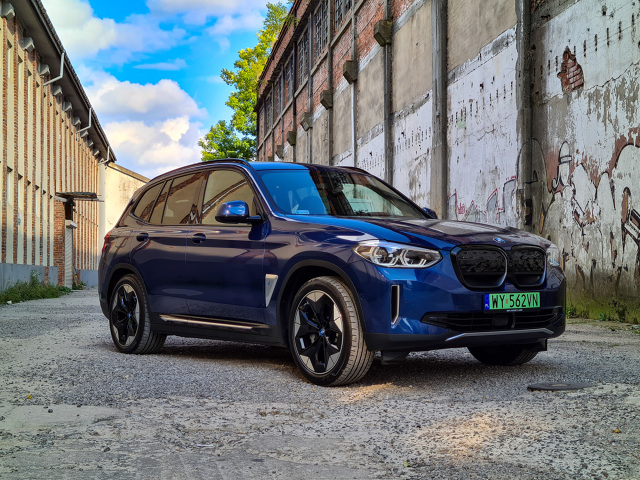 Samochodów elektrycznych i w różnym stopniu zelektryfikowanych przybywa niemal z tygodnia na tydzień. Niekiedy są to zupełnie nowe, zbudowane od podstaw samochody elektryczne, innym razem odmiany przystosowane do napędu BEV. Tą drugą grupę reprezentuje między innymi BMW iX3. Czy zelektryfikowane X3 ma sens? Jak spisuje się w codziennej eksploatacji i czym różni się od konwencjonalnej wersji?
Fot. Kamil Rogala Samochodów elektrycznych i w różnym stopniu zelektryfikowanych przybywa niemal z tygodnia na tydzień. Niekiedy są to zupełnie nowe, zbudowane od podstaw samochody elektryczne, innym razem odmiany przystosowane do napędu BEV. Tą drugą grupę reprezentuje między innymi BMW iX3. Czy zelektryfikowane X3 ma sens? Jak spisuje się w codziennej eksploatacji i czym różni się od konwencjonalnej wersji?
Fot. Kamil Rogala