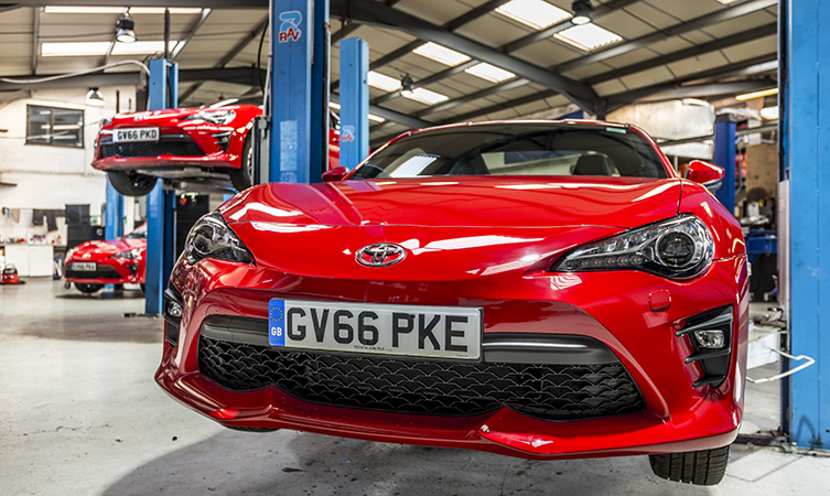 Toyota GT86
Na początek wymontowano elementy wykończenia wnętrza, które przeszkadzały w instalacji klatki bezpieczeństwa. Chodziło o to, żeby zapewnić kierowcy i pilotowi jak najwięcej miejsca w kabinie, dlatego mechanicy pozbyli się plastików, podsufitki, tylnych siedzeń, a także deski rozdzielczej i kolumny kierownicy.
Fot. Toyota Toyota GT86
Na początek wymontowano elementy wykończenia wnętrza, które przeszkadzały w instalacji klatki bezpieczeństwa. Chodziło o to, żeby zapewnić kierowcy i pilotowi jak najwięcej miejsca w kabinie, dlatego mechanicy pozbyli się plastików, podsufitki, tylnych siedzeń, a także deski rozdzielczej i kolumny kierownicy.
Fot. Toyota