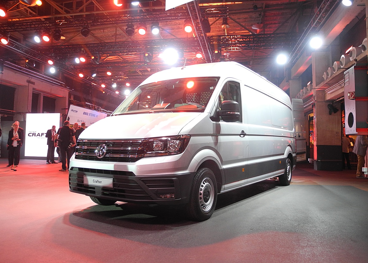 Volkswagen Crafter
Produkcja nowego Craftera już ruszyła, choć na razie jest to tzw. rozruch. Oficjalne otwarcie fabryki nastąpi pod koniec października. Za rok zakład ma działać na pełnych obrotach. Będzie w niej pracować ponad 3000 osób, a roczna produkcja ma wynieść 100 tys. Crafterów.
Fot. Wojciech Frelichowski Volkswagen Crafter
Produkcja nowego Craftera już ruszyła, choć na razie jest to tzw. rozruch. Oficjalne otwarcie fabryki nastąpi pod koniec października. Za rok zakład ma działać na pełnych obrotach. Będzie w niej pracować ponad 3000 osób, a roczna produkcja ma wynieść 100 tys. Crafterów.
Fot. Wojciech Frelichowski