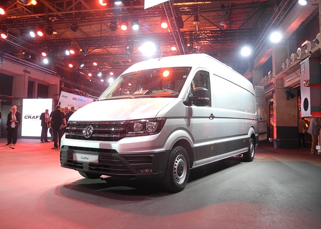 Volkswagen Crafter
Produkcja nowego Craftera już ruszyła, choć na razie jest to tzw. rozruch. Oficjalne otwarcie fabryki nastąpi pod koniec października. Za rok zakład ma działać na pełnych obrotach. Będzie w niej pracować ponad 3000 osób, a roczna produkcja ma wynieść 100 tys. Crafterów.
Fot. Wojciech Frelichowski Volkswagen Crafter
Produkcja nowego Craftera już ruszyła, choć na razie jest to tzw. rozruch. Oficjalne otwarcie fabryki nastąpi pod koniec października. Za rok zakład ma działać na pełnych obrotach. Będzie w niej pracować ponad 3000 osób, a roczna produkcja ma wynieść 100 tys. Crafterów.
Fot. Wojciech Frelichowski