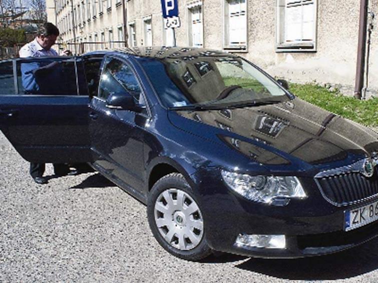 Samochody władzy: czarna skoda starosty Samochody władzy: czarna skoda starosty