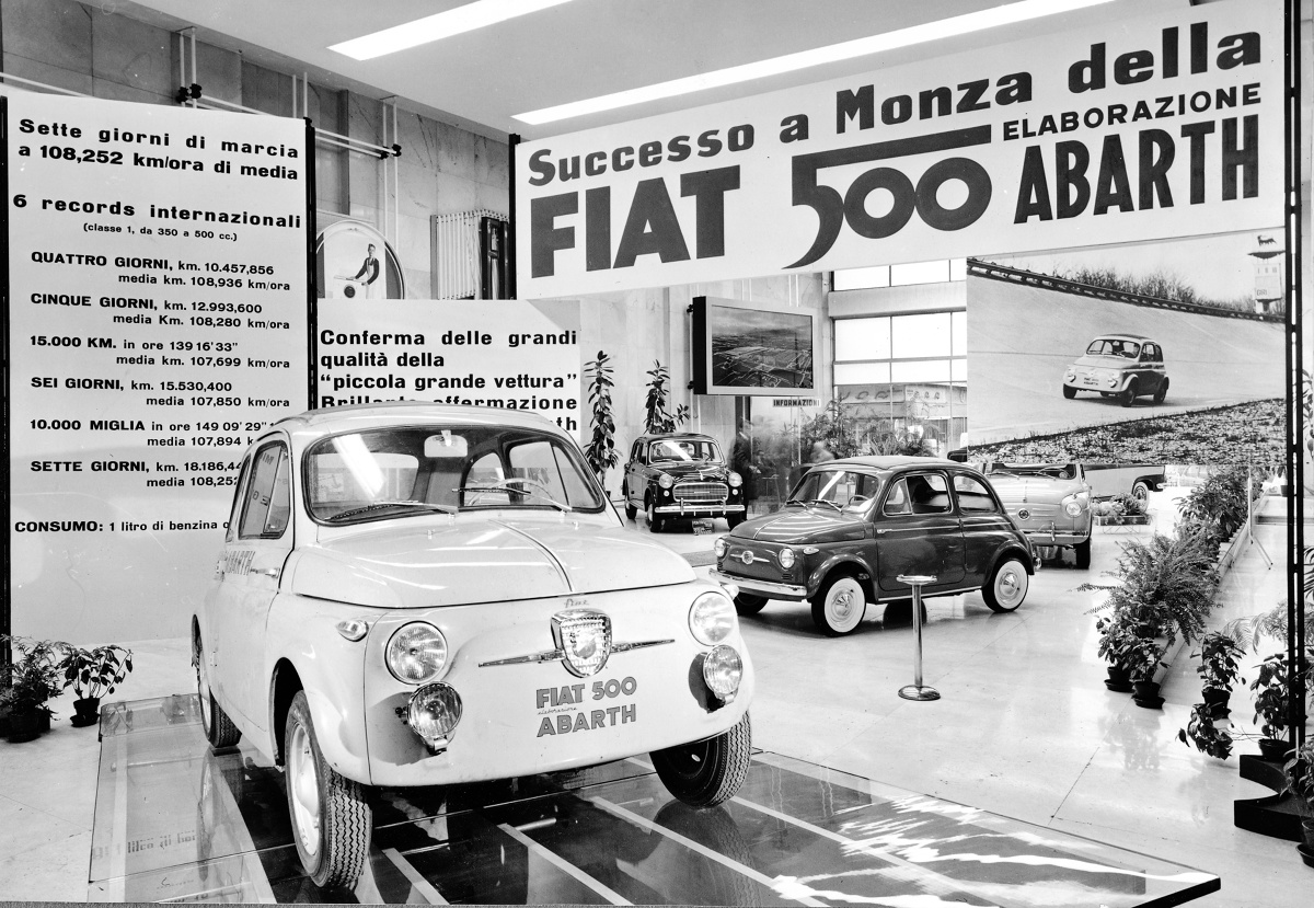 Fiat 500
„Pięćsetka” zadebiutowała latem 1957, ale została przyjęta chłodno. Dopiero następna wersja, z listopada, wyposażona w mocniejszy, 15-konny silnik rozkręciła sprzedaż. W 1958 pojawił się 500 Sport o mocy 21,5 KM, zdolny rozpędzać się w sprzyjających warunkach do 105 km/h. Swą wartość potwierdził, zajmując całe podium plus czwarte miejsce w swojej klasie w 12-godzinnym wyścigu na torze Hockenheim.
Fot. Fiat Fiat 500
„Pięćsetka” zadebiutowała latem 1957, ale została przyjęta chłodno. Dopiero następna wersja, z listopada, wyposażona w mocniejszy, 15-konny silnik rozkręciła sprzedaż. W 1958 pojawił się 500 Sport o mocy 21,5 KM, zdolny rozpędzać się w sprzyjających warunkach do 105 km/h. Swą wartość potwierdził, zajmując całe podium plus czwarte miejsce w swojej klasie w 12-godzinnym wyścigu na torze Hockenheim.
Fot. Fiat