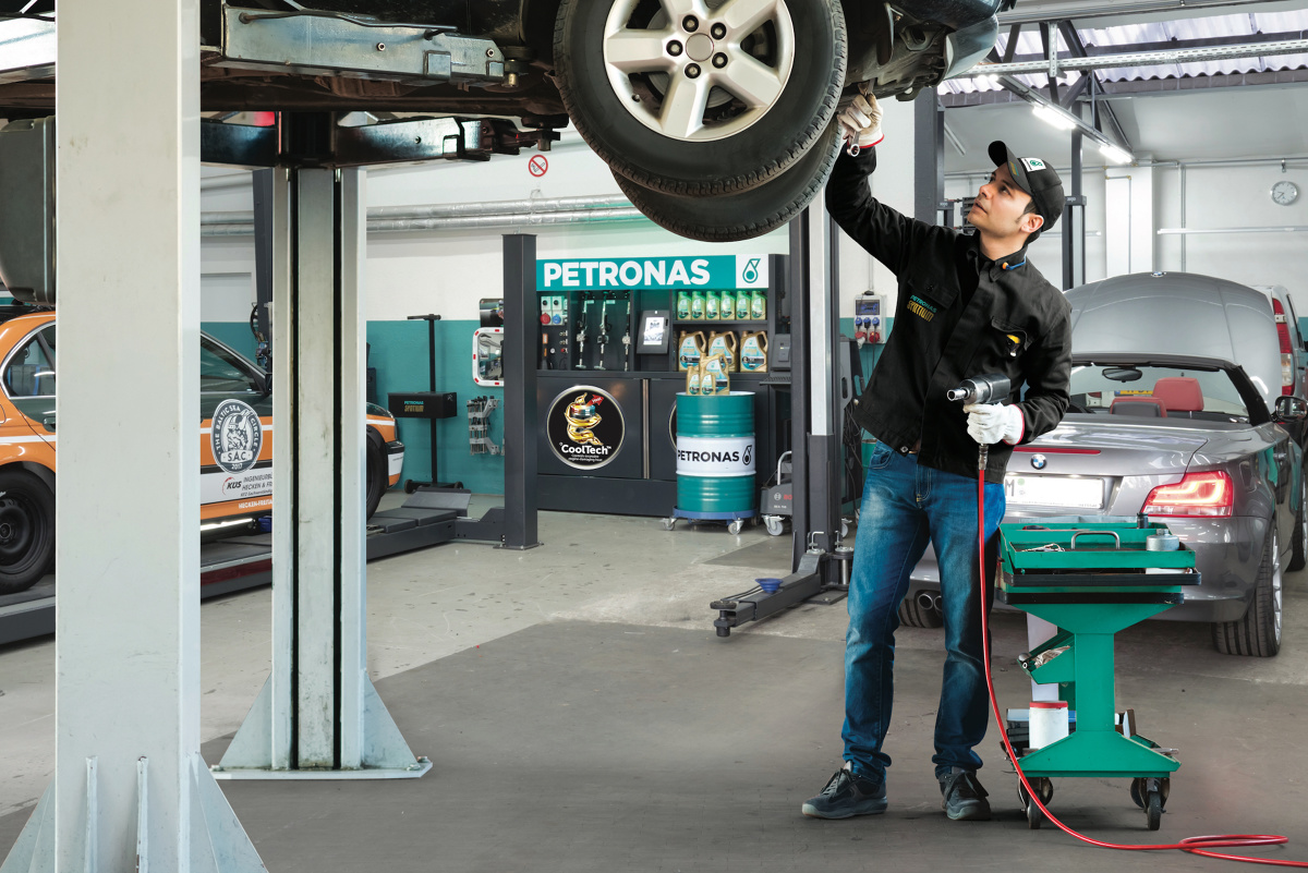 27% kierowców nie wie, jakim olejem zalany jest silnik użytkowanego przez nich samochodu – tak wynika z badania, które na zlecenie marki Petronas przeprowadził Instytut ARC Rynek i Opinia. Na szczęście z pomocą przychodzą mechanicy – aż 71% ankietowanych deklaruje, że właśnie od nich czerpie wiedzę o olejach.
Fot. Petronas 27% kierowców nie wie, jakim olejem zalany jest silnik użytkowanego przez nich samochodu – tak wynika z badania, które na zlecenie marki Petronas przeprowadził Instytut ARC Rynek i Opinia. Na szczęście z pomocą przychodzą mechanicy – aż 71% ankietowanych deklaruje, że właśnie od nich czerpie wiedzę o olejach.
Fot. Petronas