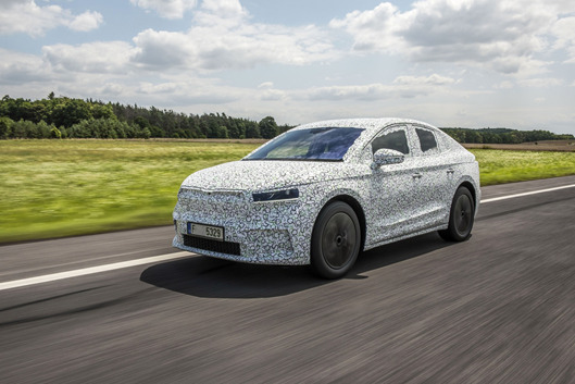 Skoda Enyaq iV Coupe
Nowy elektryczny SUV Enyaq iV zanotował bardzo udany debiut na rynku. Dotychczas w całej Europie zamówiono już około 70 000 egzemplarzy tego modelu. Teraz Skoda przedstawia, na razie w zakamuflowanym wydaniu, kolejny wariant nadwozia, który będzie dostępny dla całkowicie elektrycznego SUV-a – to Skoda Enyaq Coupe iV.
Fot. Skoda Skoda Enyaq iV Coupe
Nowy elektryczny SUV Enyaq iV zanotował bardzo udany debiut na rynku. Dotychczas w całej Europie zamówiono już około 70 000 egzemplarzy tego modelu. Teraz Skoda przedstawia, na razie w zakamuflowanym wydaniu, kolejny wariant nadwozia, który będzie dostępny dla całkowicie elektrycznego SUV-a – to Skoda Enyaq Coupe iV.
Fot. Skoda