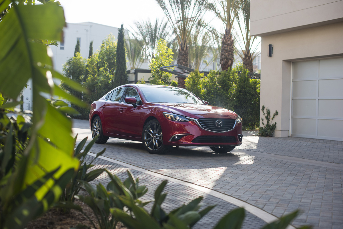 Mazda 6
Do wyboru przewidziano trzy silniki benzynowe SKYACTIV: SKYACTIVG 2.0 o mocy 145 lub 165 KM oraz 192-konną jednostkę SKYACTIVG 2.5. Wśród diesli znajdziemy motor SKYACTIVD 2.2 o mocy 150 i 175 KM
Fot. Mazda Mazda 6
Do wyboru przewidziano trzy silniki benzynowe SKYACTIV: SKYACTIVG 2.0 o mocy 145 lub 165 KM oraz 192-konną jednostkę SKYACTIVG 2.5. Wśród diesli znajdziemy motor SKYACTIVD 2.2 o mocy 150 i 175 KM
Fot. Mazda