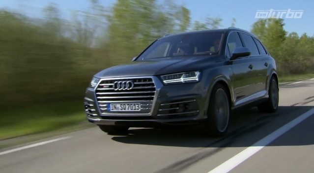 Audi SQ7
Sportową wersję napędza wysokoprężny silnik 4.0 V8 z dwiema turbosprężarkami oraz elektrycznym kompresorem. Zapewnia on osiągnięcie „setki” w zaledwie 4,9 sekundy. Prędkość maksymalna została elektronicznie ograniczona do 250 km/h, jednak za dodatkową opłatą limit ten można przesunąć nawet o 30 km/h.
Fot. TVN Turbo / x-news Audi SQ7
Sportową wersję napędza wysokoprężny silnik 4.0 V8 z dwiema turbosprężarkami oraz elektrycznym kompresorem. Zapewnia on osiągnięcie „setki” w zaledwie 4,9 sekundy. Prędkość maksymalna została elektronicznie ograniczona do 250 km/h, jednak za dodatkową opłatą limit ten można przesunąć nawet o 30 km/h.
Fot. TVN Turbo / x-news