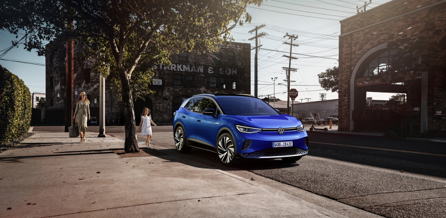 Dopiero co, po raz pierwszy jeździliśmy VW ID.3, a tu już debiutuje pierwszy elektryczny SUV i zarazem drugi w pełni elektryczny model Volkswagena - model ID.4.
Fot. VW Dopiero co, po raz pierwszy jeździliśmy VW ID.3, a tu już debiutuje pierwszy elektryczny SUV i zarazem drugi w pełni elektryczny model Volkswagena - model ID.4.
Fot. VW
