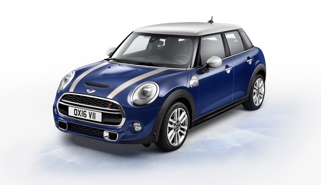 Mini Seven
Nazwą auto nawiązuje do modelu Austin Seven od którego rozpoczęto produkcję klasycznych Mini w 1959 roku. Samochód posiada 17-calowe obręcze kół i specjalne malowanie.
Fot. Mini Mini Seven
Nazwą auto nawiązuje do modelu Austin Seven od którego rozpoczęto produkcję klasycznych Mini w 1959 roku. Samochód posiada 17-calowe obręcze kół i specjalne malowanie.
Fot. Mini
