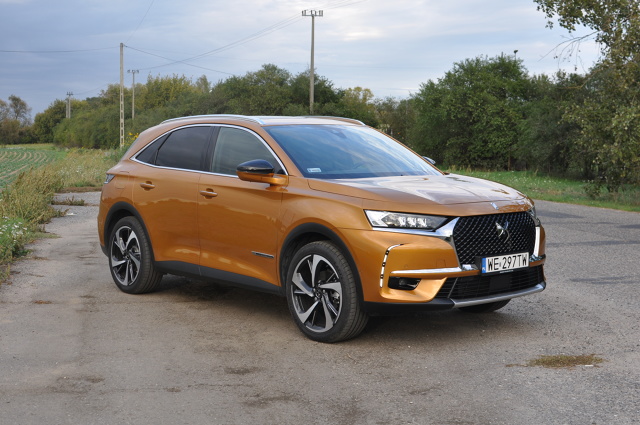 DS7 Crossback to obecnie najwyższa forma francuskiego ataku na segment premium. SUV ten staje do walki m.in. z produktami Audi, BMW i Mercedesa. Konkurencja jest wyjątkowo silna. Jak wśród niej poradzi sobie nowy gracz? Sprawdzamy to w naszym teście.
Fot. Jakub Mielniczak DS7 Crossback to obecnie najwyższa forma francuskiego ataku na segment premium. SUV ten staje do walki m.in. z produktami Audi, BMW i Mercedesa. Konkurencja jest wyjątkowo silna. Jak wśród niej poradzi sobie nowy gracz? Sprawdzamy to w naszym teście.
Fot. Jakub Mielniczak