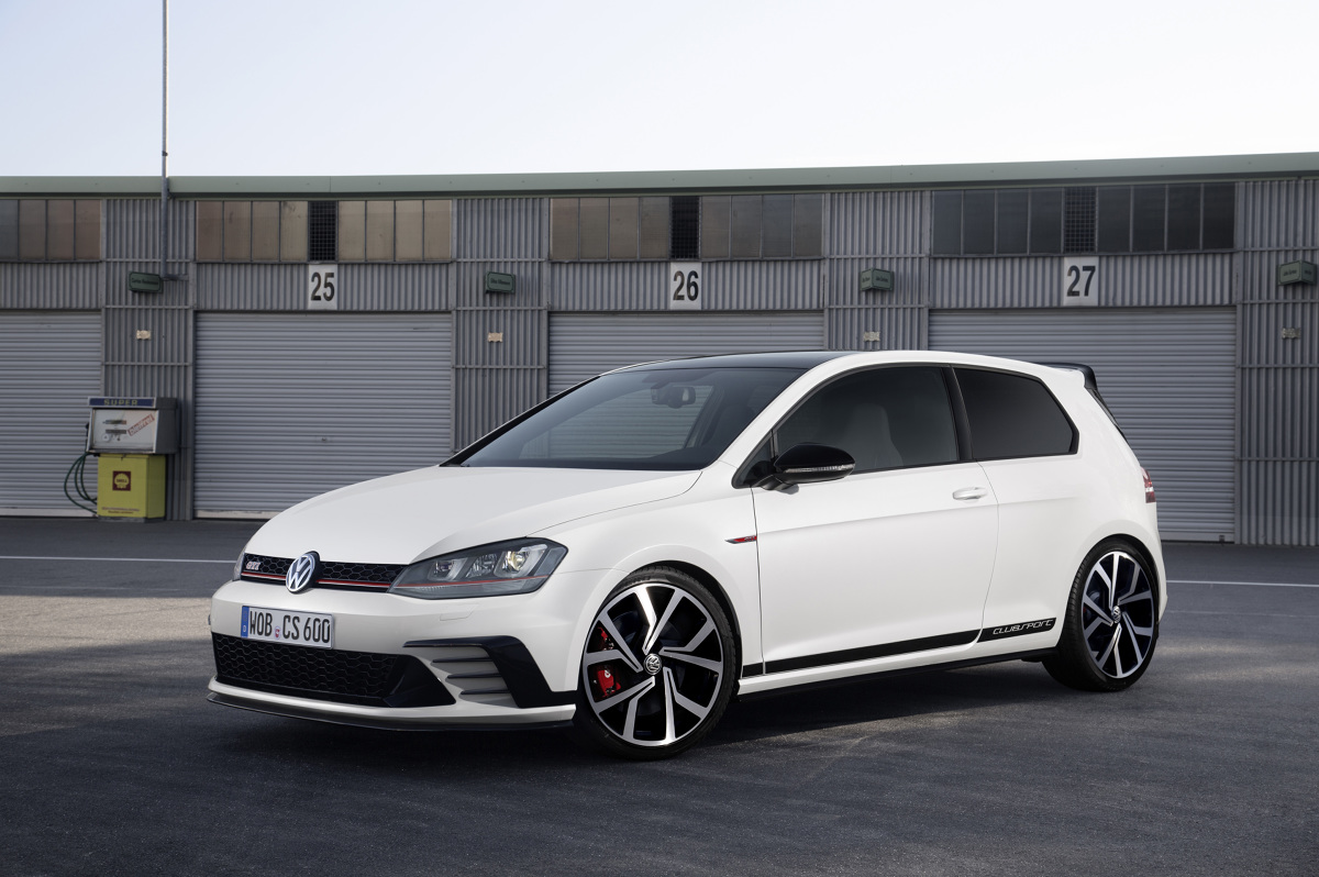 Volkswagen Golf GTI Clubsport
Turbodoładowany silnik z bezpośrednim wtryskiem paliwa, w który jest wyposażona jubileuszowa edycja Golfa GTI, standardowo osiąga moc 195 kW/265 KM. Silnik ten jest o aż 35 KM mocniejszy od jednostki napędowej stosowanej w Golfie GTI z pakietem Performance.
Fot. Volkswagen Volkswagen Golf GTI Clubsport
Turbodoładowany silnik z bezpośrednim wtryskiem paliwa, w który jest wyposażona jubileuszowa edycja Golfa GTI, standardowo osiąga moc 195 kW/265 KM. Silnik ten jest o aż 35 KM mocniejszy od jednostki napędowej stosowanej w Golfie GTI z pakietem Performance.
Fot. Volkswagen