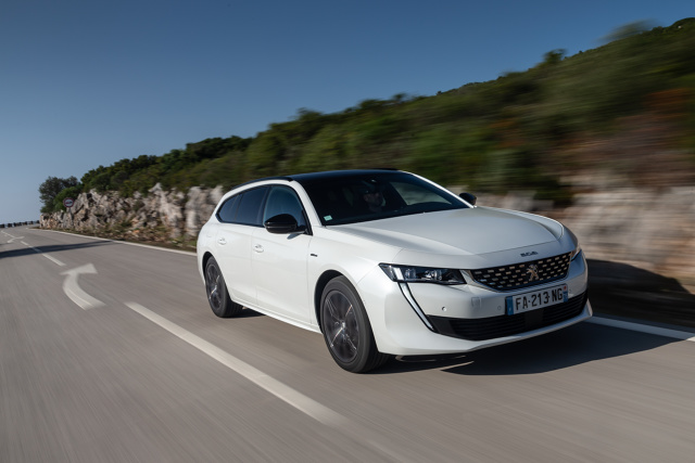 Na rynku pojawiła się nowa wersja modelu Peugeota 508 – SW, czyli kombi. Czy stworzenie samochodu dla rodzin było dobrym rozwiązaniem?
Fot. Peugeot Na rynku pojawiła się nowa wersja modelu Peugeota 508 – SW, czyli kombi. Czy stworzenie samochodu dla rodzin było dobrym rozwiązaniem?
Fot. Peugeot