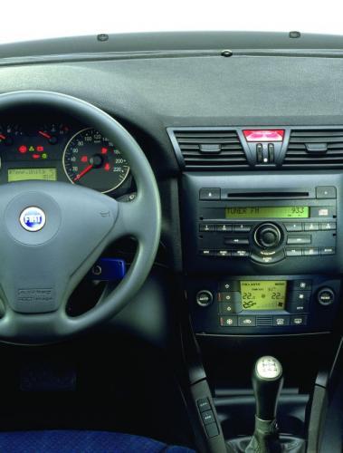 Fot. Fiat: W klimatyzacji automatycznej wystarczy ustawić żądaną temperaturę i wcisnąć przycisk &#8222;Auto&#8221;. Automat sterujący zapewni utrzymanie zadanej temperatury, bez względu na warunki zewnętrzne.