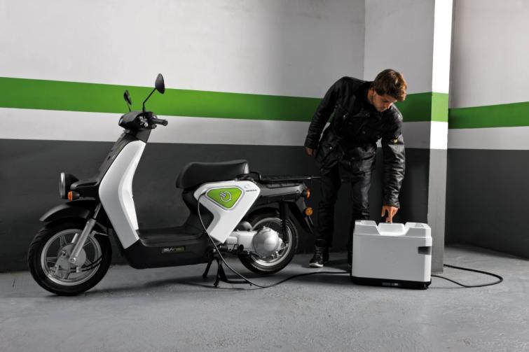 Honda EV-neo - elektryczny skuter w rękach Hiszpanów Honda EV-neo - elektryczny skuter w rękach Hiszpanów
